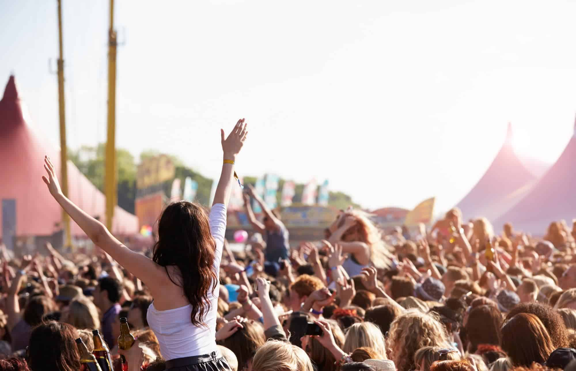 Festivalbesucher mit bunten Armbändern